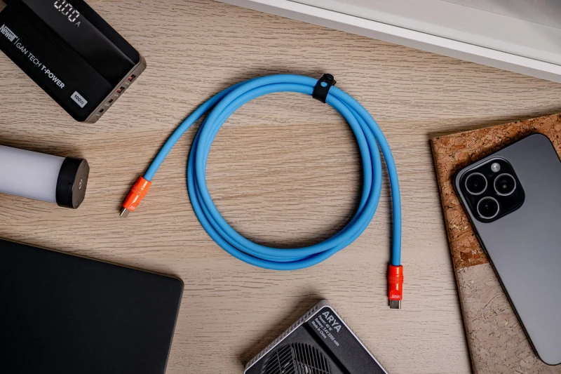 Kabel Newell USB-C - USB-C 100 W, 2 m, silikonowy, niebiesko-pomarańczowy_04_HD.jpg