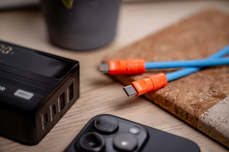 Kabel Newell USB-C - USB-C 100 W, 2 m, silikonowy, niebiesko-pomarańczowy_05_HD.jpg