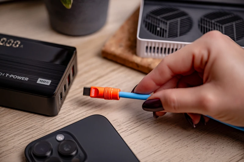 Kabel Newell USB-C - USB-C 100 W, 2 m, silikonowy, niebiesko-pomarańczowy_06_HD.jpg