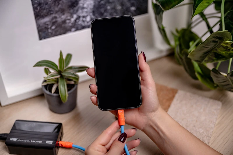 Kabel Newell USB-C - USB-C 100 W, 2 m, silikonowy, niebiesko-pomarańczowy_07_HD.jpg