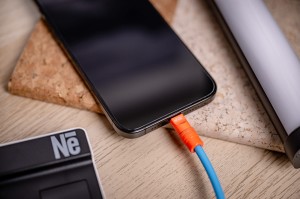 Kabel Newell USB-C - USB-C 100 W, 2 m, silikonowy, niebiesko-pomarańczowy_08_HD.jpg
