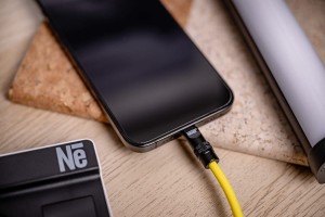 Kabel Newell USB-C - USB-C 100 W, 2 m, silikonowy, żółto-czarny_08_HD.jpg