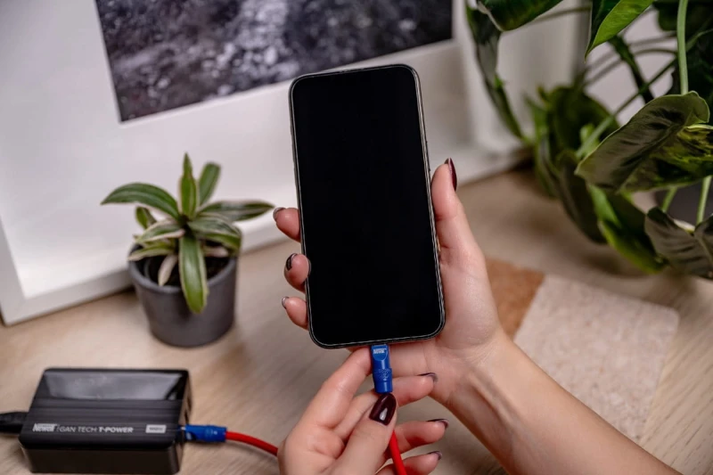 Kabel Newell USB-C - USB-C 100 W, 2 m, silikonowy, czerwono-granatowy_07_HD.jpg