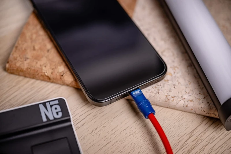 Kabel Newell USB-C - USB-C 100 W, 2 m, silikonowy, czerwono-granatowy_08_HD.jpg