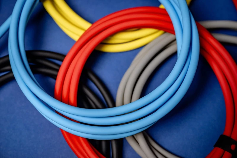 Kabel Newell USB-C - USB-C 100 W, 2 m, silikonowy, czerwono-granatowy_11_HD.jpg