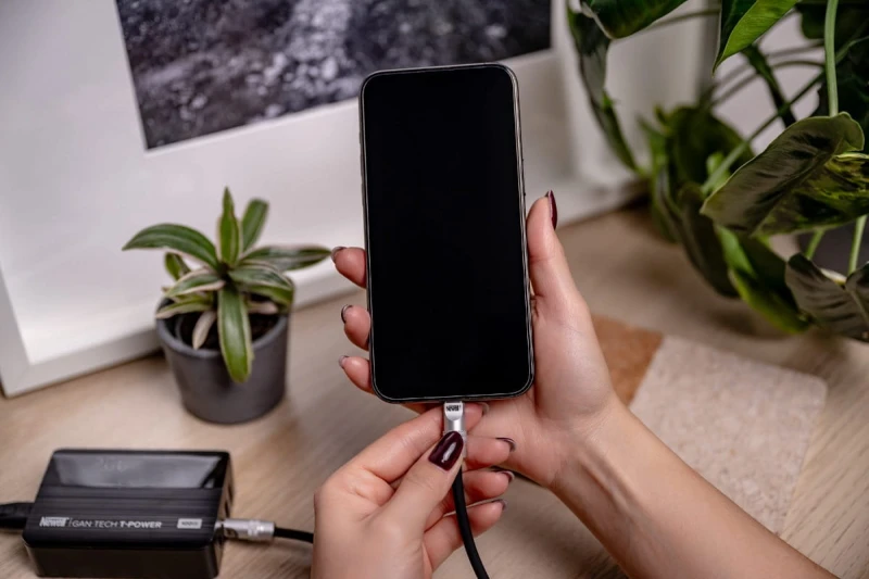 Kabel Newell USB-C - USB-C 100 W, 1,5 m, silikonowy, spiralny, czarny_07_HD.jpg
