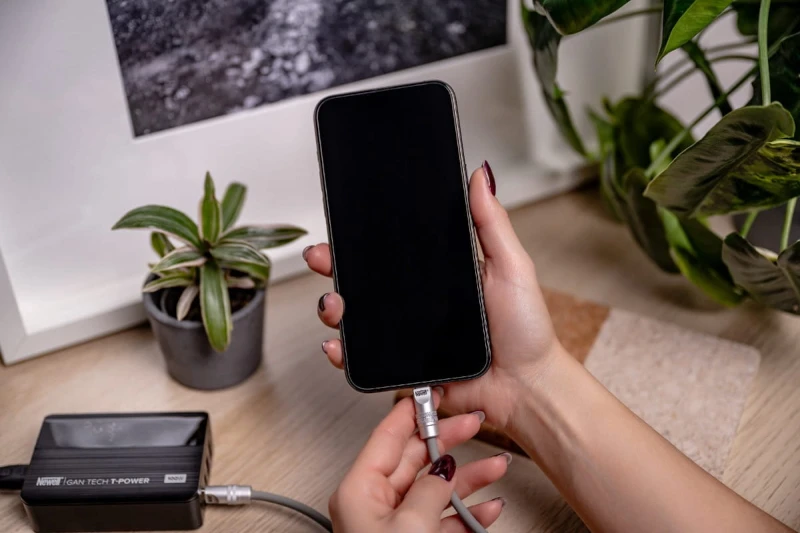 Kabel Newell USB-C - USB-C 100 W, 1,5 m, silikonowy, spiralny, szary_07_HD.jpg