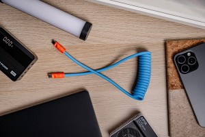 Kabel Newell USB-C - USB-C 100 W, 1,5 m, silikonowy, spiralny, niebiesko-pomarańczowy_04_HD.jpg