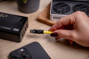 Kabel Newell USB-C - USB-C 100 W, 1,5 m, silikonowy, spiralny, żółto-czarny_06_HD.jpg