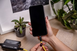 Kabel Newell USB-C - USB-C 100 W, 1,5 m, silikonowy, spiralny, żółto-czarny_07_HD.jpg