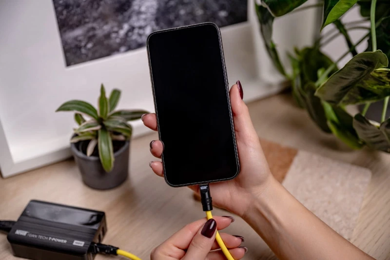 Kabel Newell USB-C - USB-C 100 W, 1,5 m, silikonowy, spiralny, żółto-czarny_07_HD.jpg