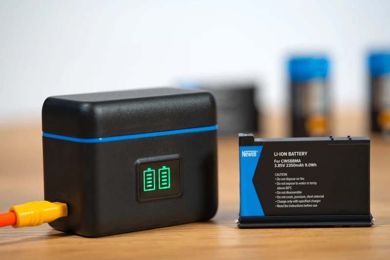 Ładowarka dwukanałowa Newell STD-USB do akumulatorów CINSBBMA do Insta360 X4_09_HD.jpg