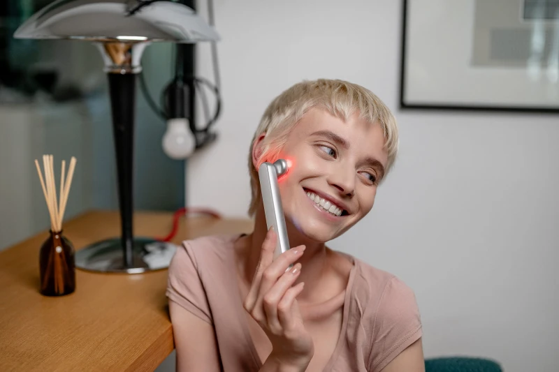 Masażer soniczny do liftingu twarzy z funkcją EMS Humanas Aurora - biały_16_HD.jpg