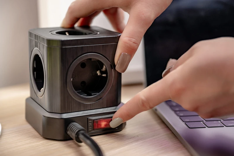 Kostka zasilająca Newell GaN Power Cube 9w1 - czarna_13_HD.jpg