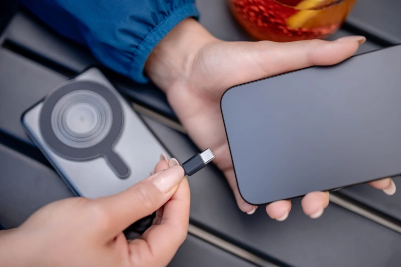 Power Bank Newell MS-10000 Pro MagSafe 10000 mAh Lightning, USB-C - szary_16_HD.jpg