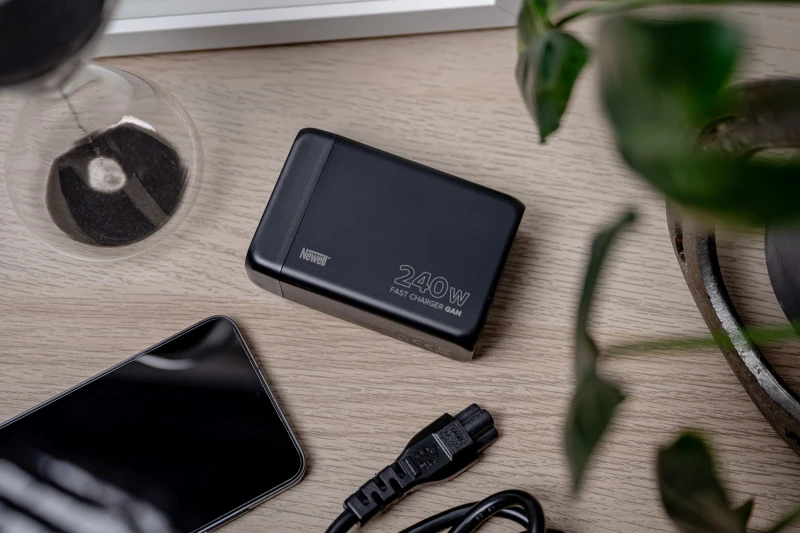 Ładowarka sieciowa Newell GaN 240 W - EU_08_HD.jpg