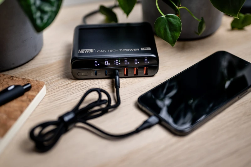 Ładowarka sieciowa z zestawem adapterów Newell GaN Tech T-power 140 W_20_HD.jpg