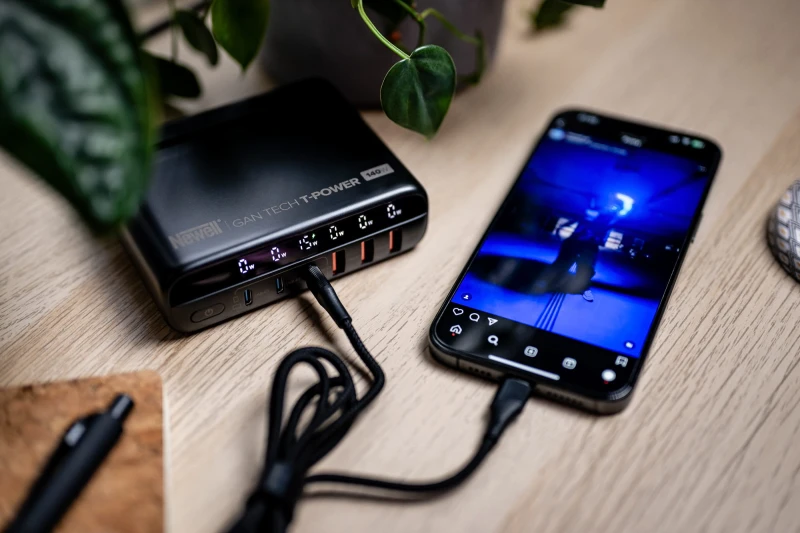 Ładowarka sieciowa z zestawem adapterów Newell GaN Tech T-power 140 W_21_HD.jpg