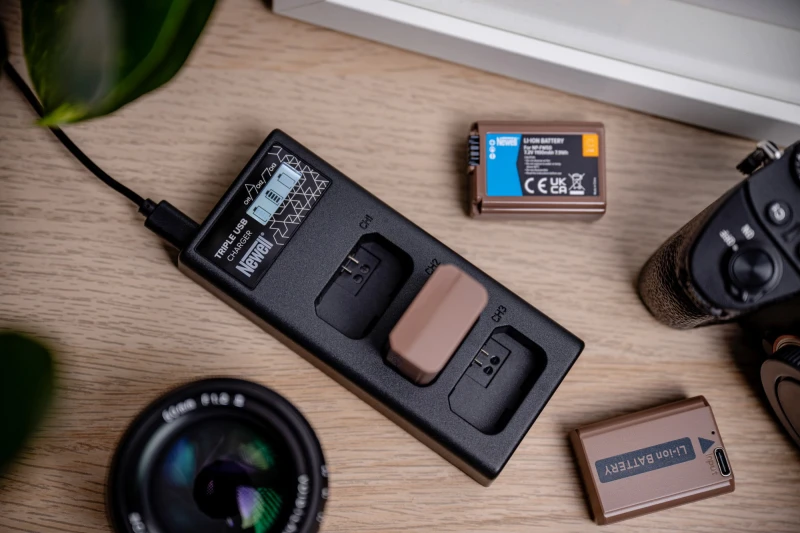 Ładowarka trzykanałowa Newell CD-USB-C do akumulatorów NP-FW50 do Sony_08_HD.jpg