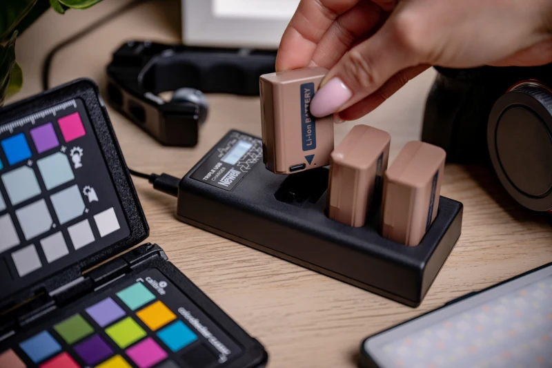 Ładowarka trzykanałowa Newell CD-USB-C do akumulatorów EN-EL14 do Nikon_12_HD.jpg