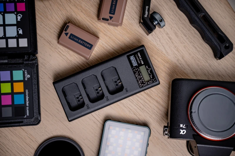 Ładowarka trzykanałowa Newell CD-USB-C do akumulatorów EN-EL14 do Nikon_14_HD.jpg