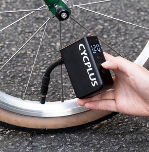 Mini-pompka-elektryczna-Cycplus-AS2-PRO-MAX-lifestyle-8.jpg