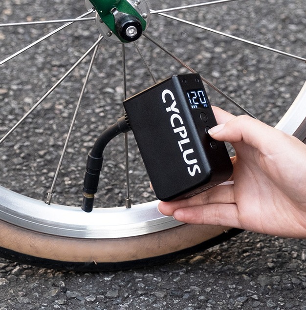 Mini-pompka-elektryczna-Cycplus-AS2-PRO-MAX-lifestyle-8.jpg