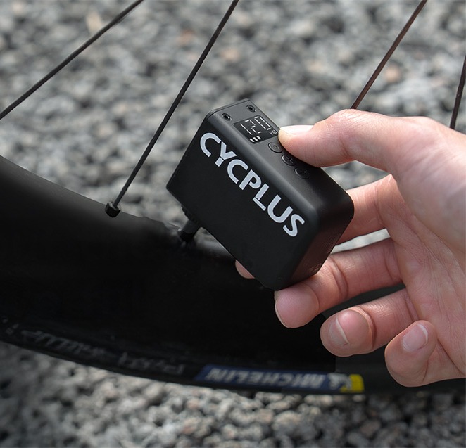 Mini-pompka-elektryczna-Cycplus-AS2-ULTRA-lifestyle-7.jpg