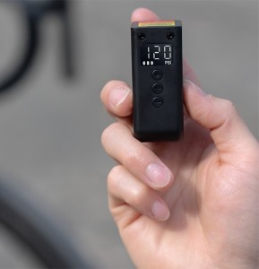 Mini-pompka-elektryczna-Cycplus-AS2-ULTRA-lifestyle-6.jpg
