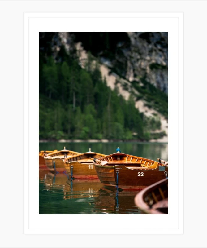 ŁODZIE NA JEZIORZE LAGO DI BRAIES biała rama.jpg