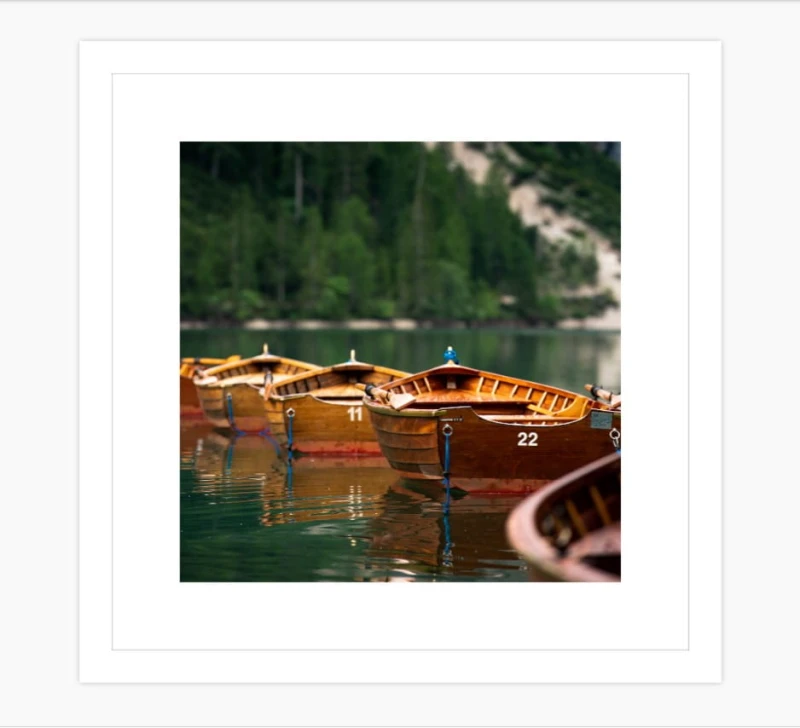 ŁODZIE NA JEZIORZE LAGO DI BRAIES kwadrat biała rama.jpg