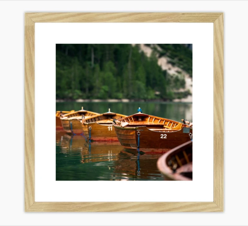 ŁODZIE NA JEZIORZE LAGO DI BRAIES kwadrat dębowa rama.jpg