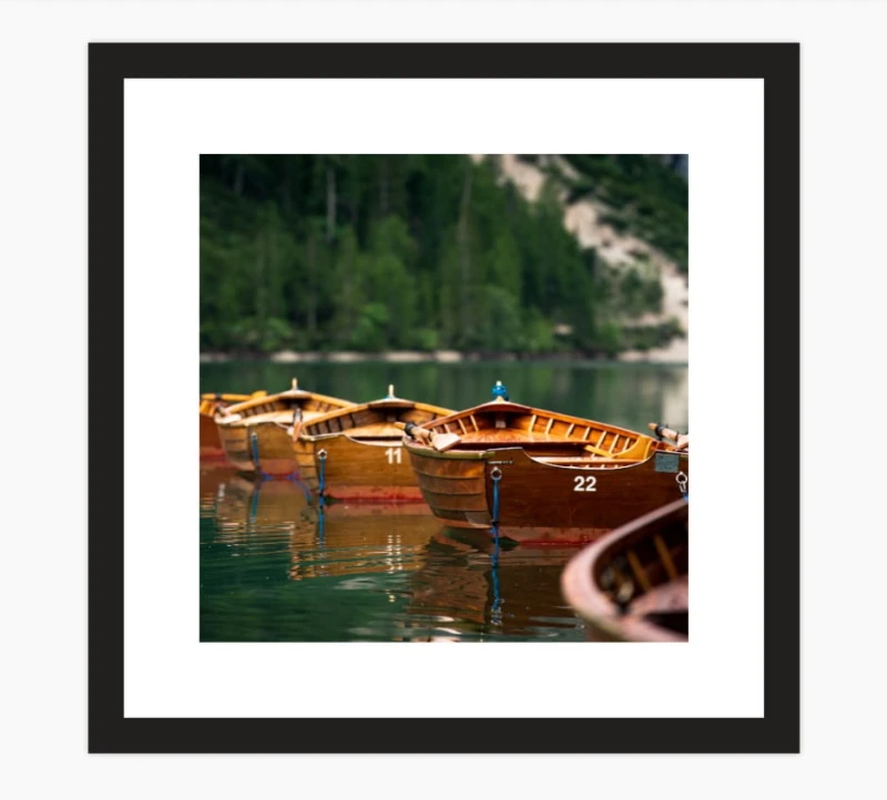 ŁODZIE NA JEZIORZE LAGO DI BRAIES kwadrat.jpg